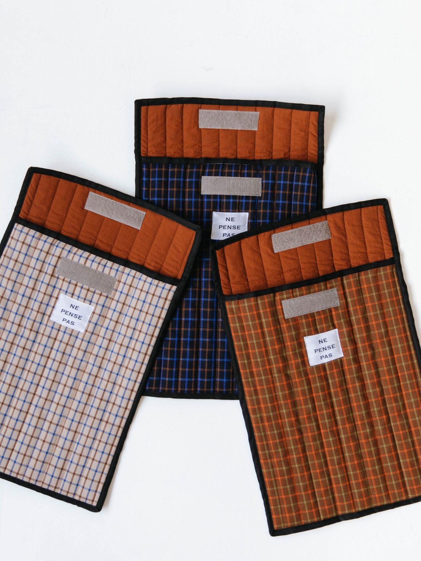 マジックテープ仕様。内側の生地は3色とも同じです。