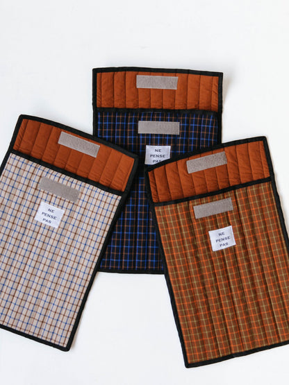 マジックテープ仕様。内側の生地は3色とも同じです。