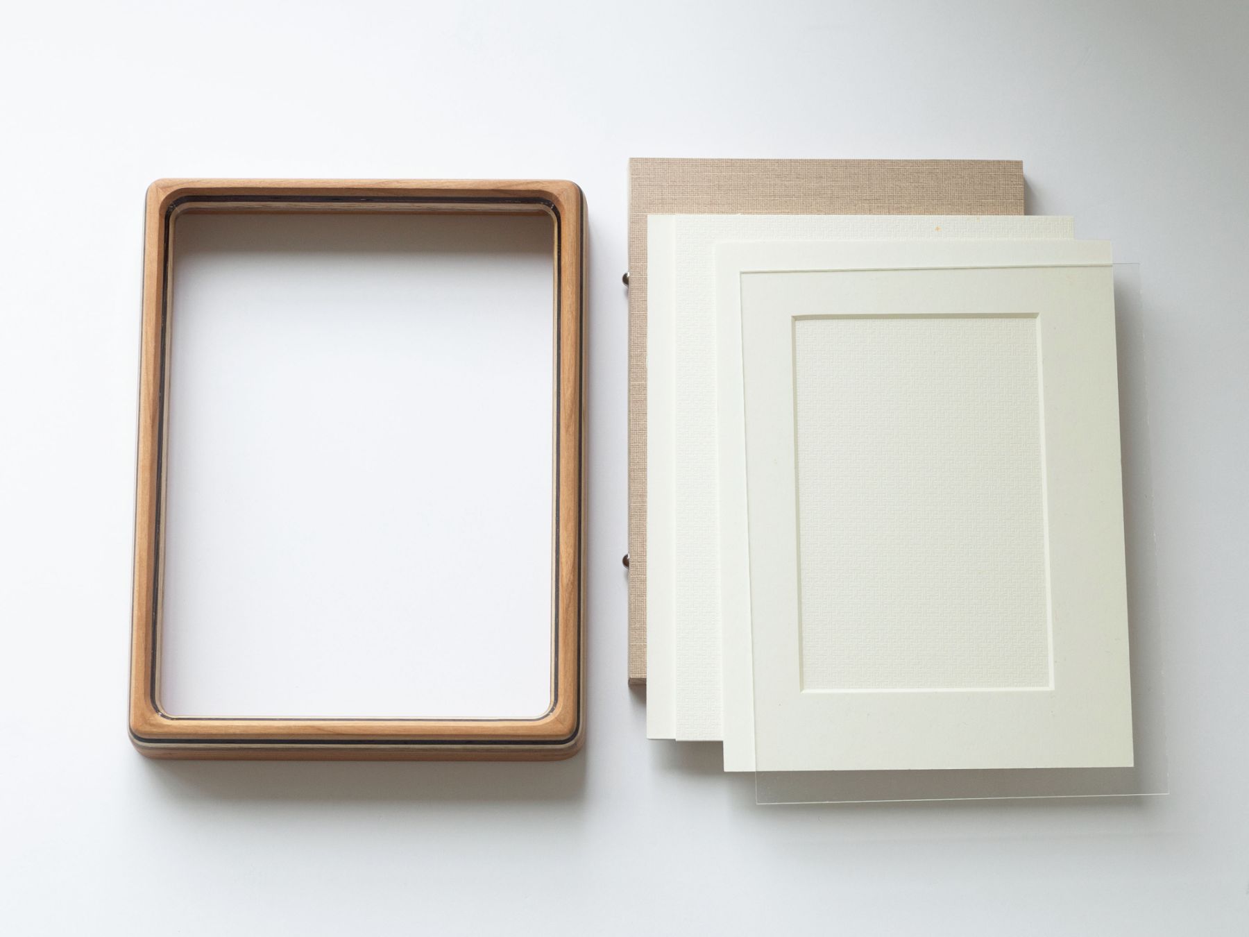 フレーム、ガラス、マット台紙、厚紙2枚、裏板。