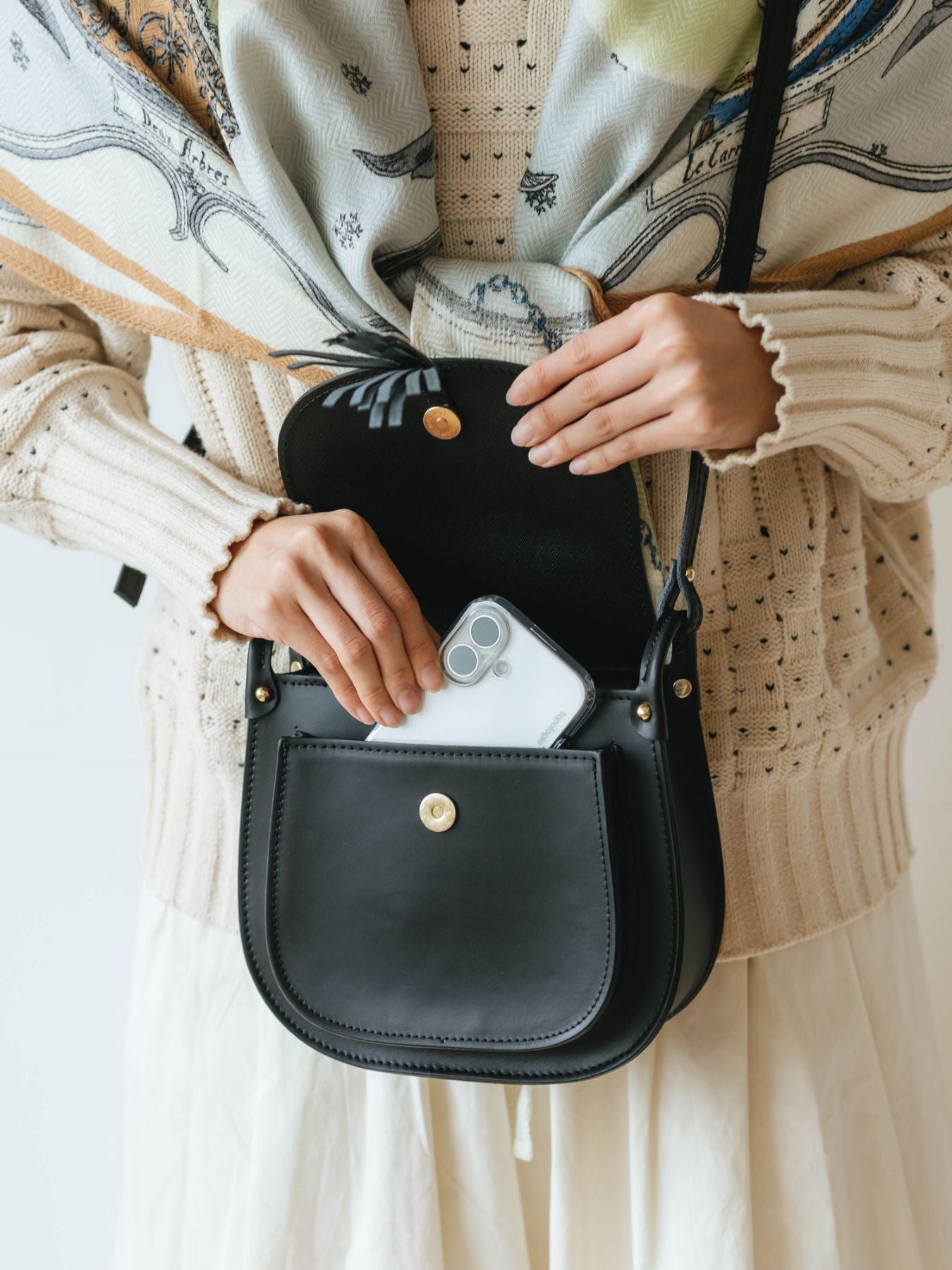 フラップを開けると手前にポケットがあります。