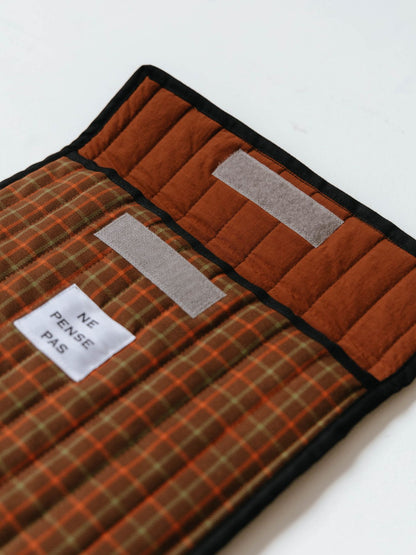 マジックテープ仕様。内側の生地は3色とも同じです。