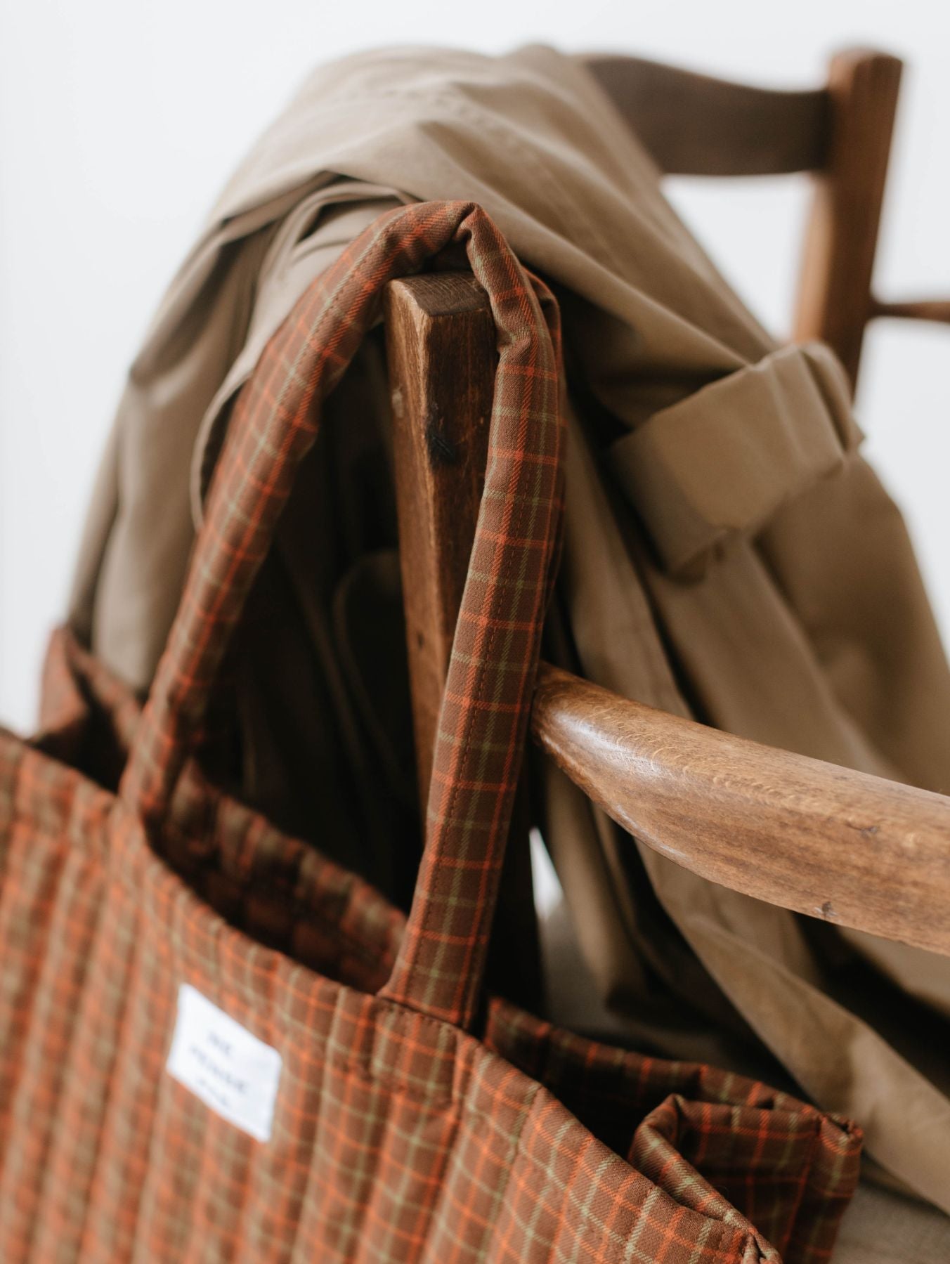 持ち手は中に綿を入れた丸みのある棒状デザイン。