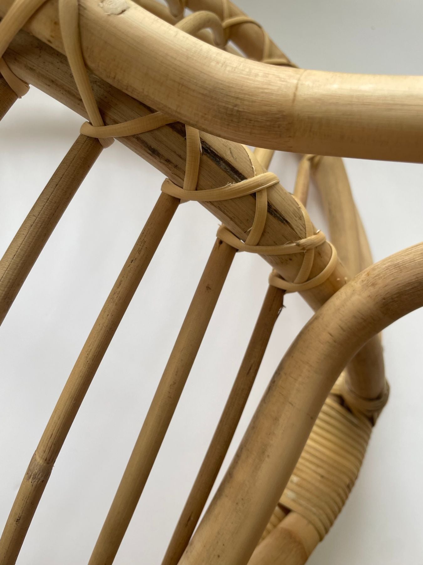 また、ささくれやヒビ等が見られる場合があります。素材および製法の特性としてご了承ください。