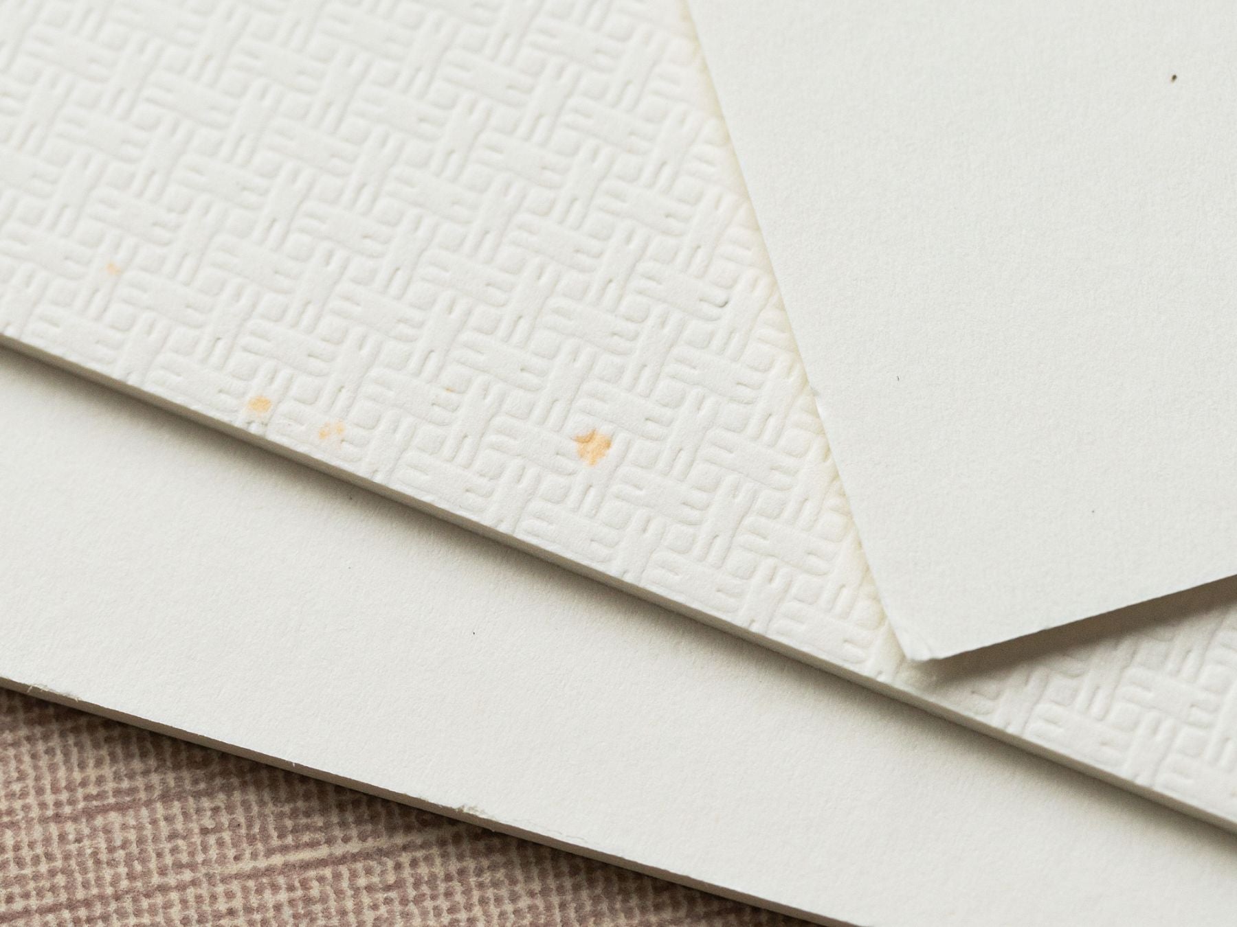 厚紙は中に入れたポストカードや写真がずれにくい加工が施されています。
<br>一部シミなどが見られますが、あらかじめご了承ください。