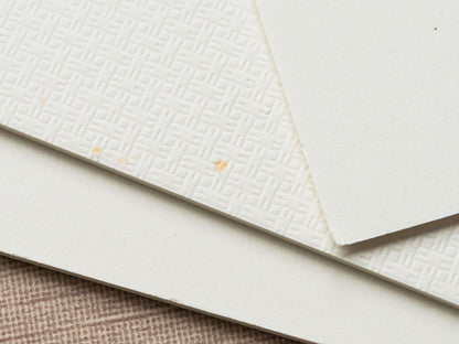 厚紙は中に入れたポストカードや写真がずれにくい加工が施されています。
<br>一部シミなどが見られますが、あらかじめご了承ください。