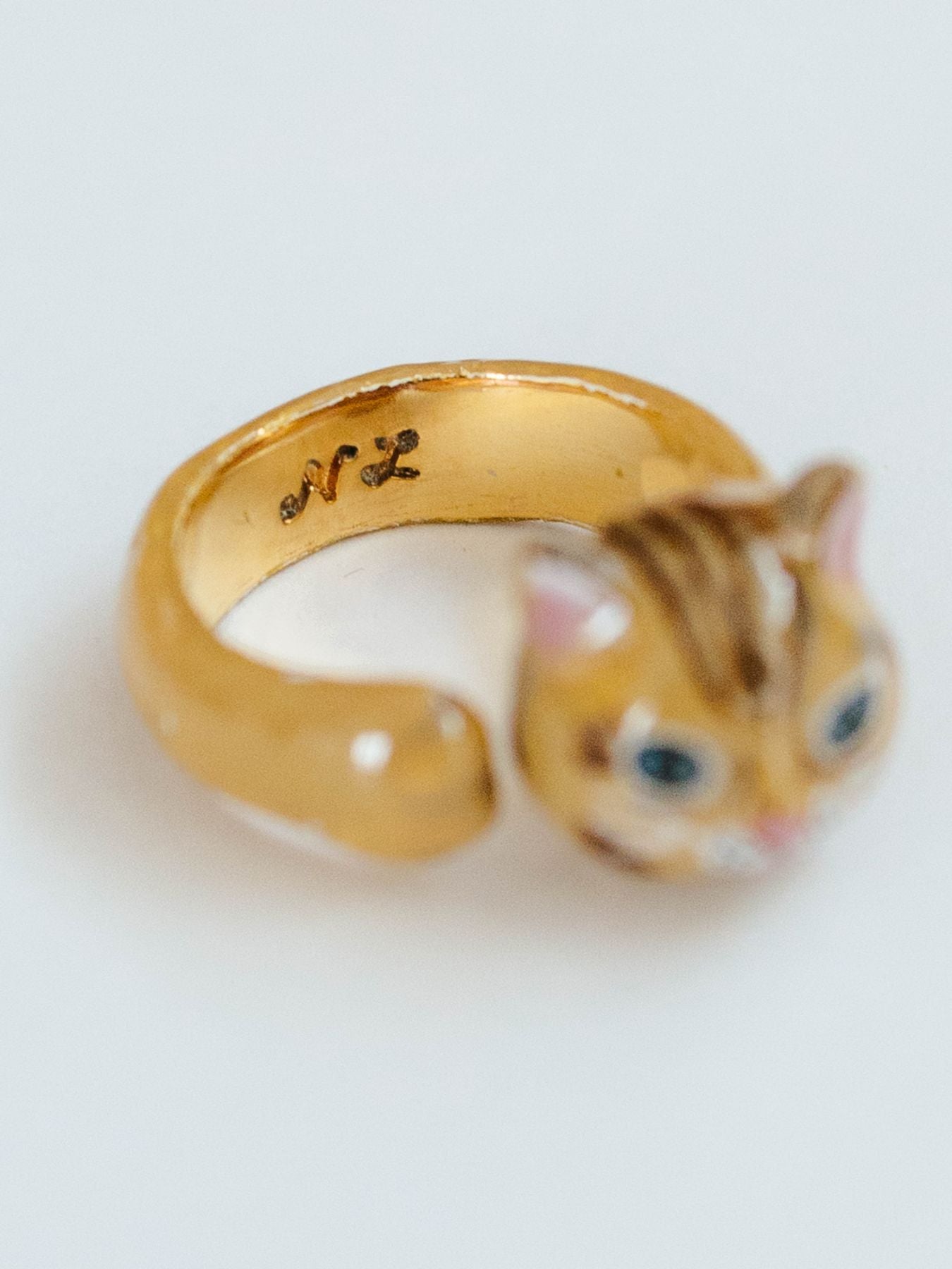 リングは内側にナタリーレテのイニシャル「NL」の刻印があります。