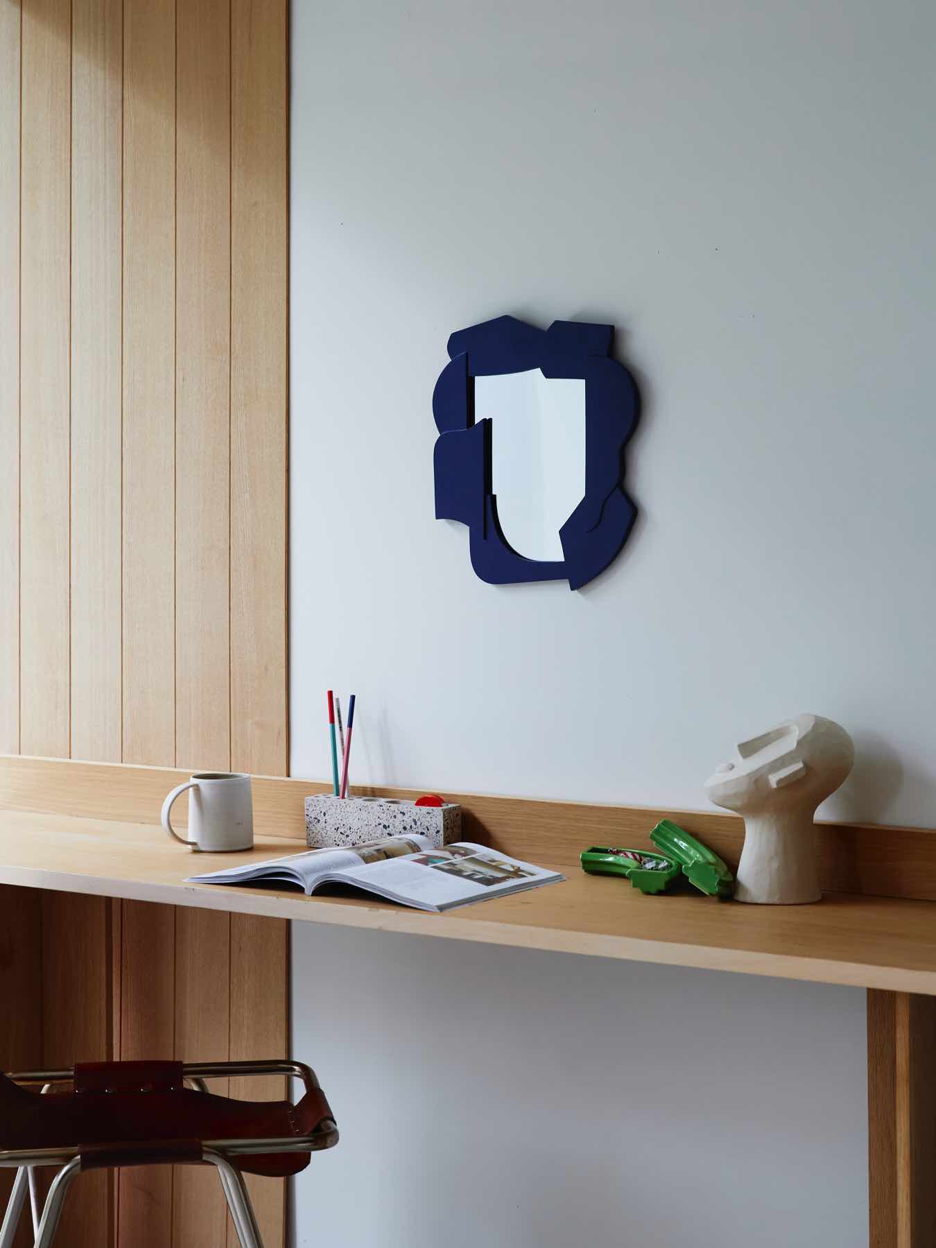 オランダ製のキーケース付き壁掛けミラー ヒンデローペン ブラシ付き