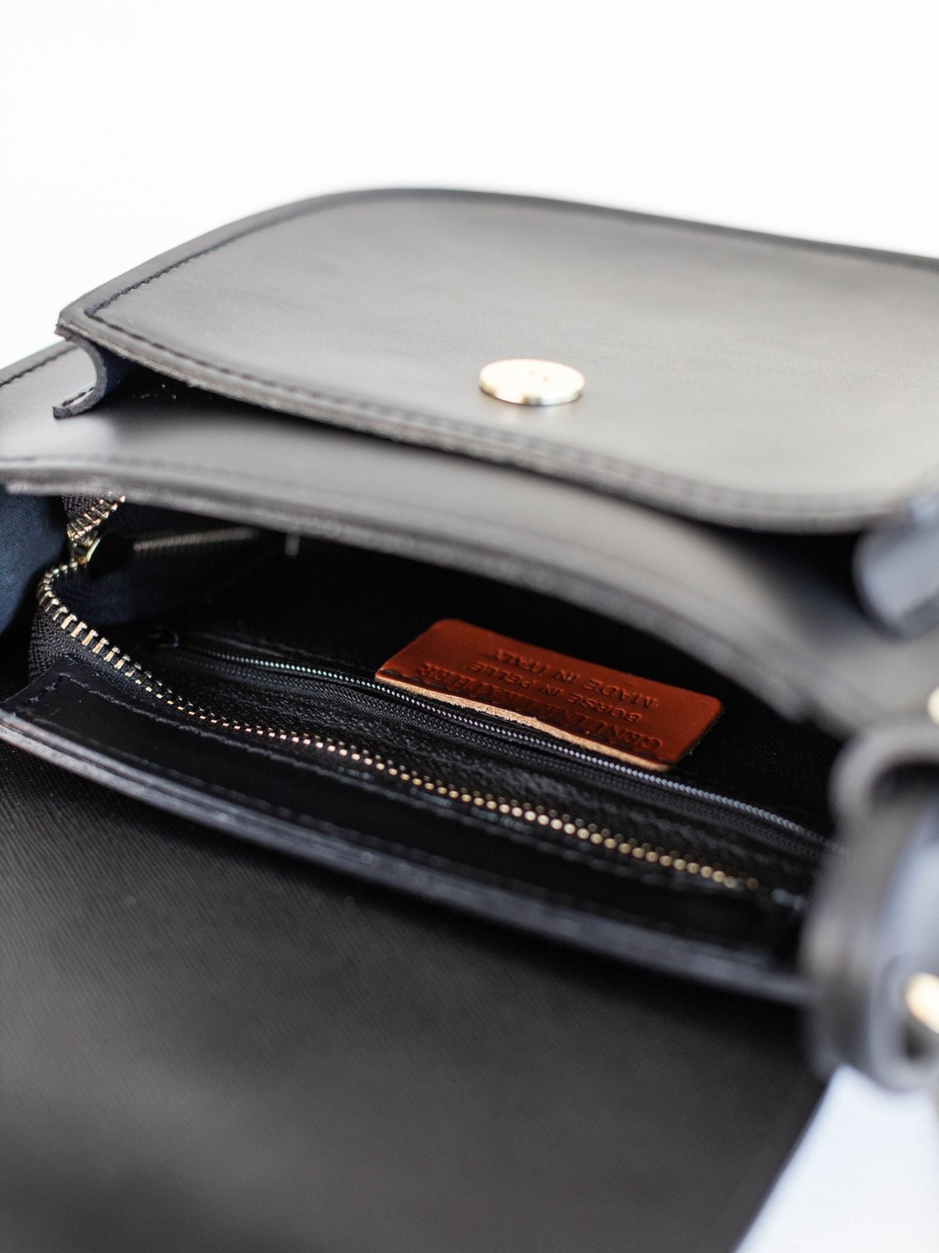 内ポケットは2つ。1つはファスナー付き。<br>
※ファスナー付きポケット部分のブランドタグの色は写真とは異なる場合がございます。あらかじめご了承ください。