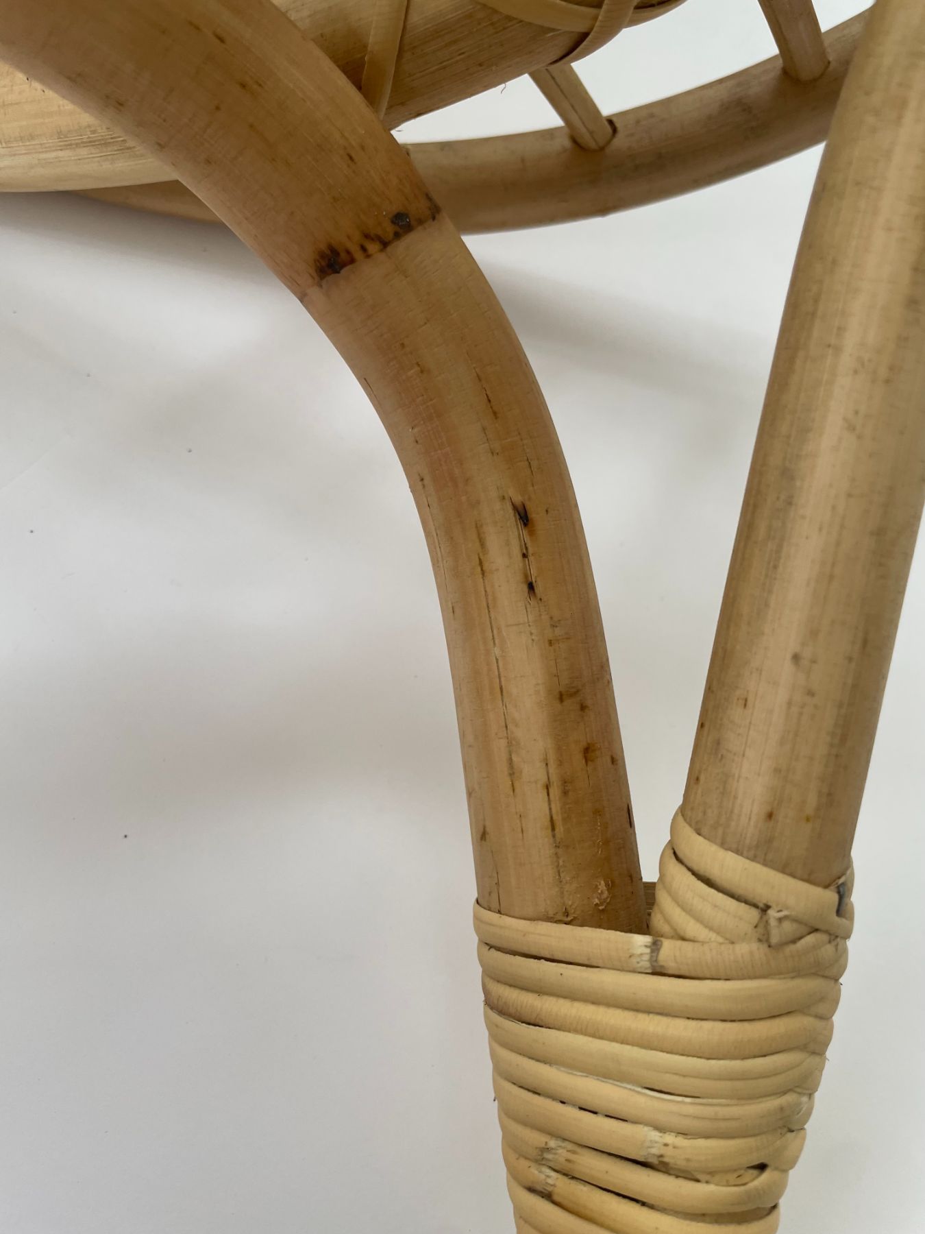 天然素材を塗装しているため、色むらや汚れに見える場所があります。