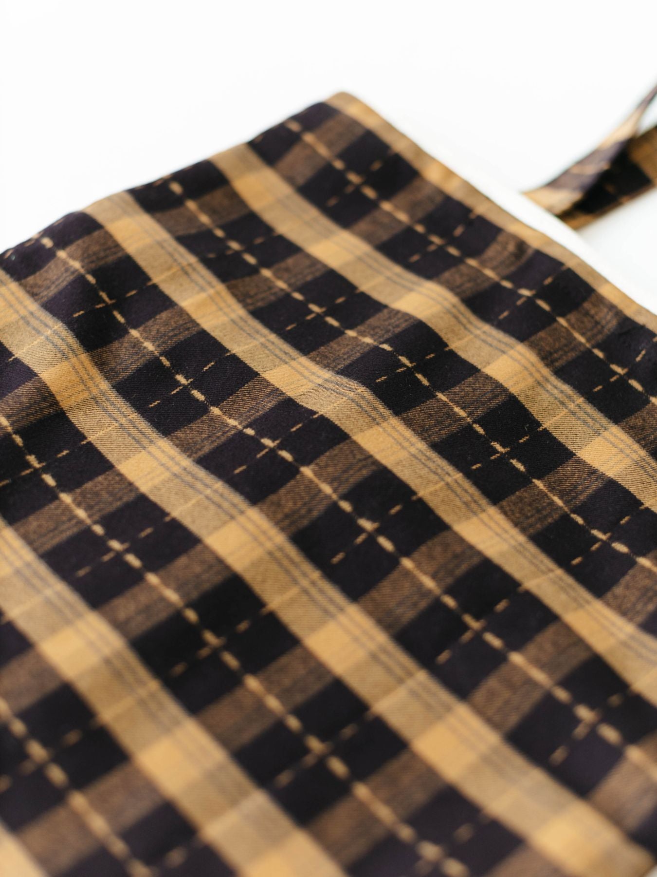 ウールのような、ほんのり起毛感のある生地感。