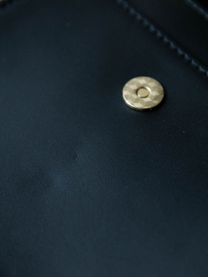 フラップを開けた箇所にタッセルの跡など、細かな傷が見られます。あらかじめご了承ください。