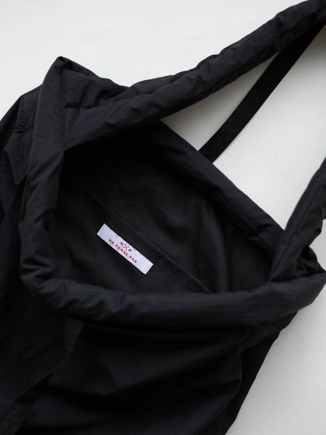 ne pense pas パフショルダーバッグ