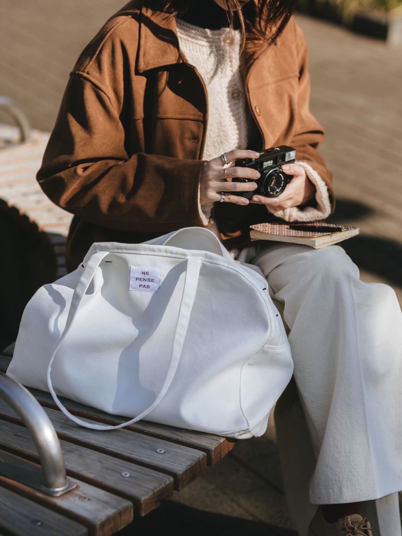 開口部はファスナーなし。<br>
カバーが重なる構造で、中身が見えにくくなっています。