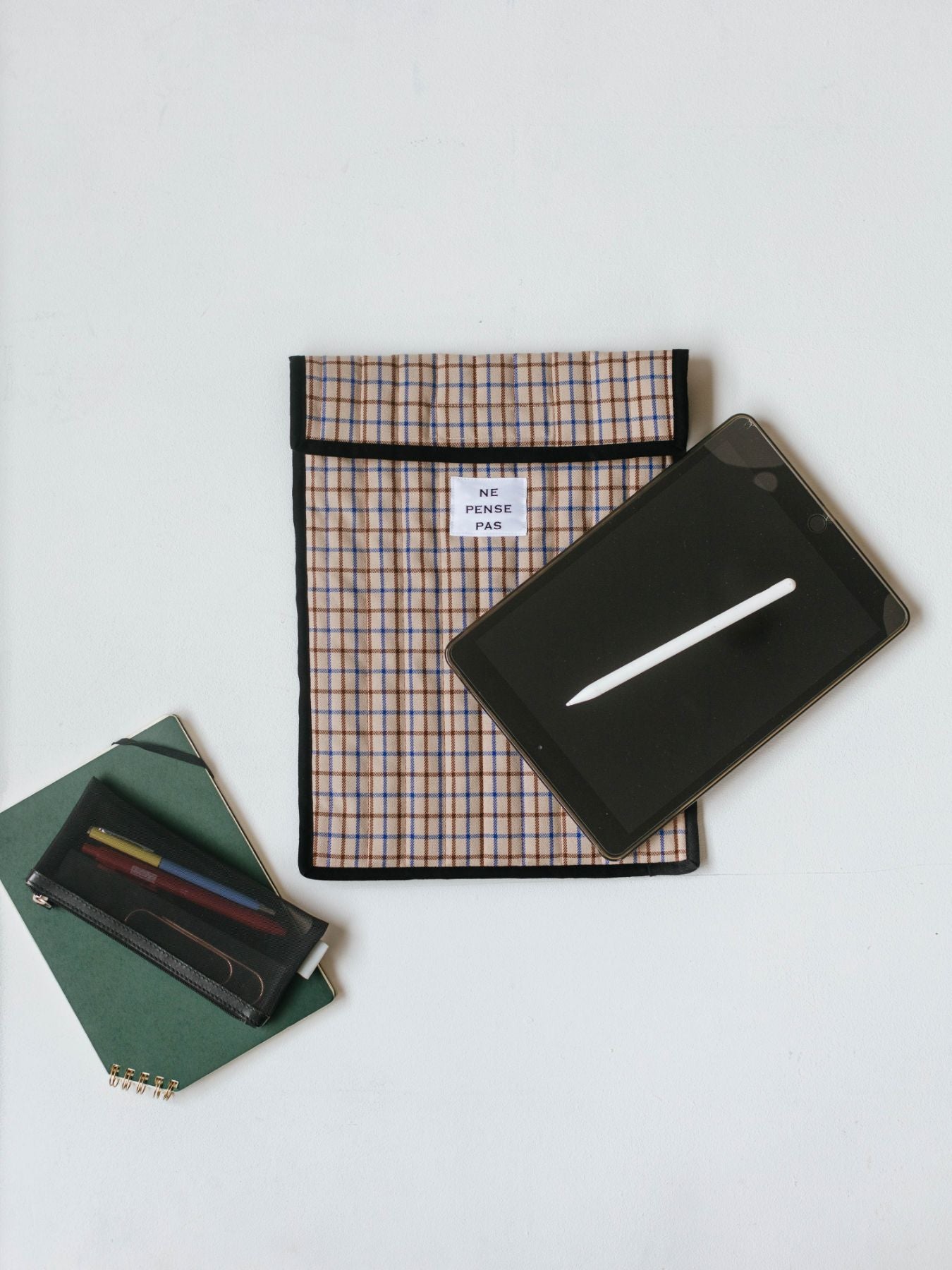 ne pense pas キルティングチェックPCケース