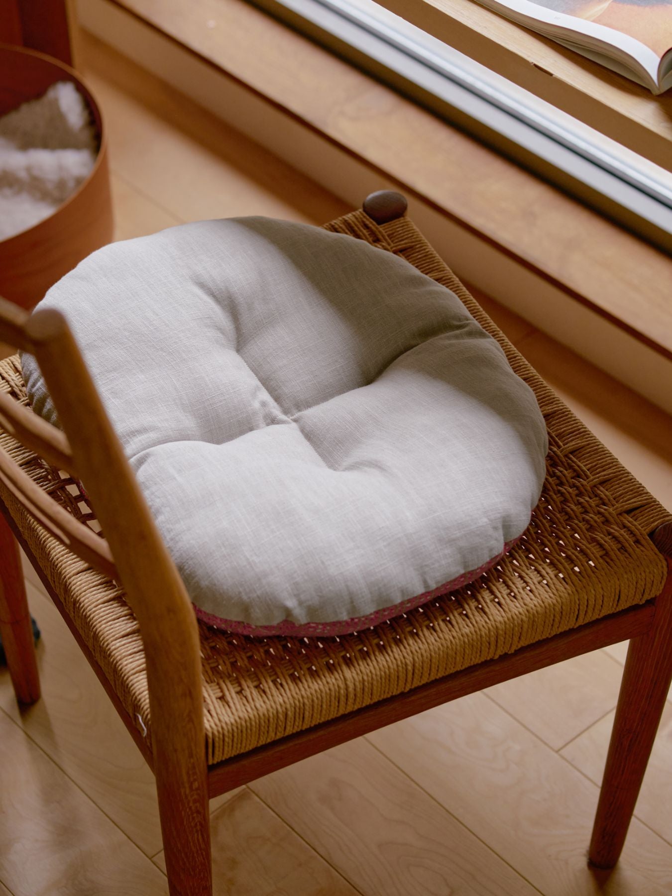 ラタンラウンドチェア（リバーシブルクッション付き）｜家具｜オルネ