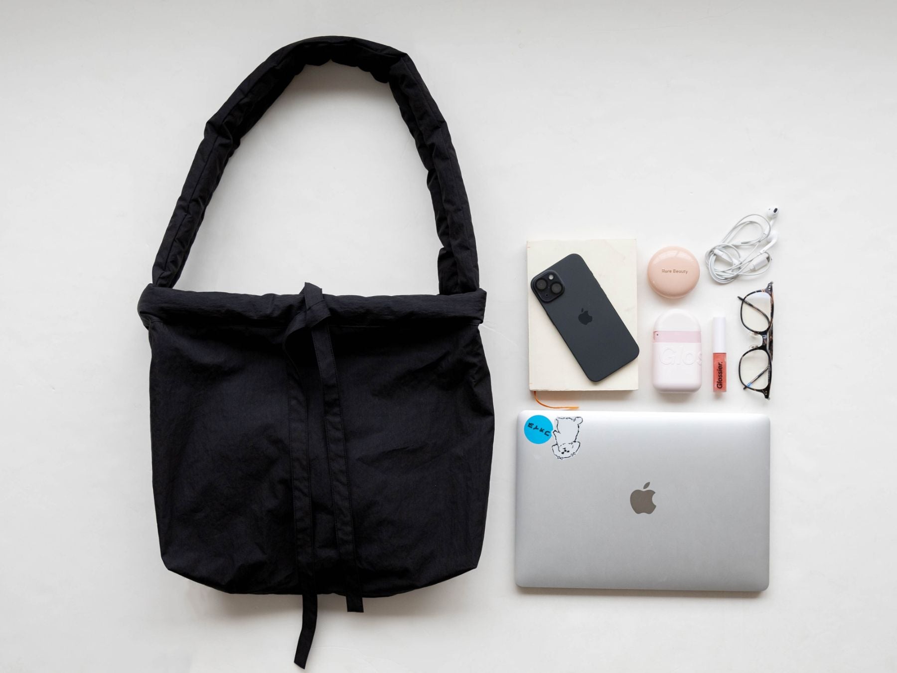 A4サイズやPCもすっぽり入る大きめサイズで、通勤やお出かけにも便利。