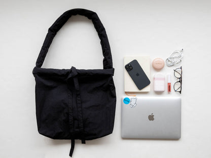 A4サイズやPCもすっぽり入る大きめサイズで、通勤やお出かけにも便利。