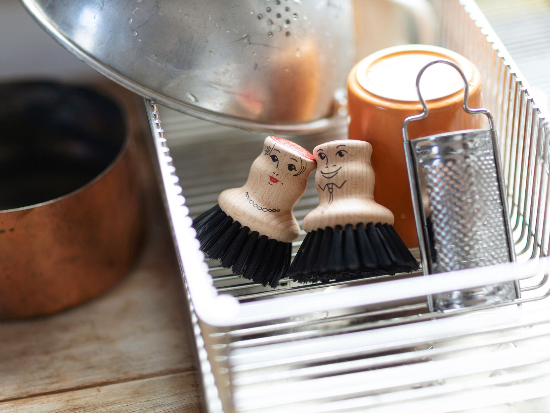 長時間濡れたまま置いておくと、木にヒビが入ったりカビが発生する場合がございます。
ご使用後はよく乾かして保管してください。