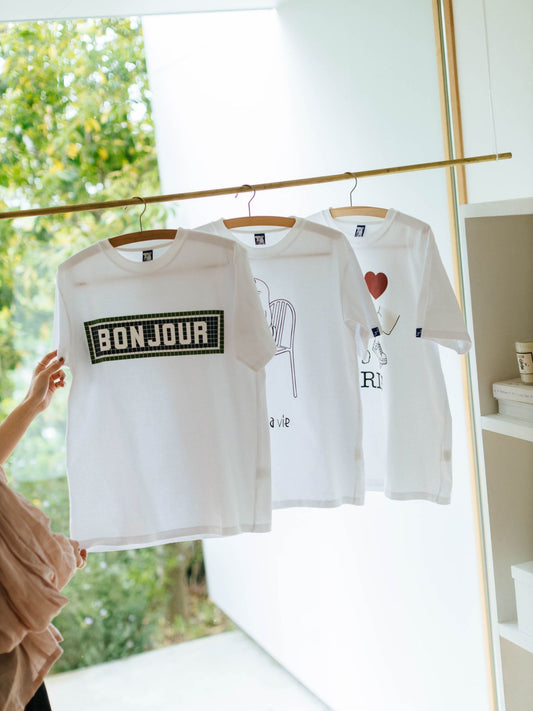 LA VIE EST AVENTURE フレンチプリントTシャツ
