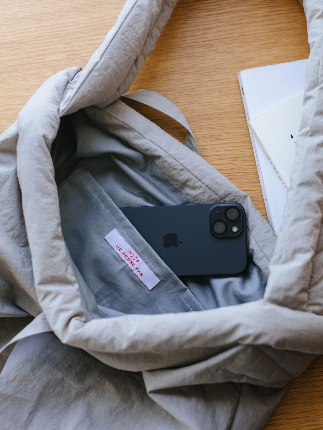 内側にはうれしいポケット付き。裏地はコットン生地です。