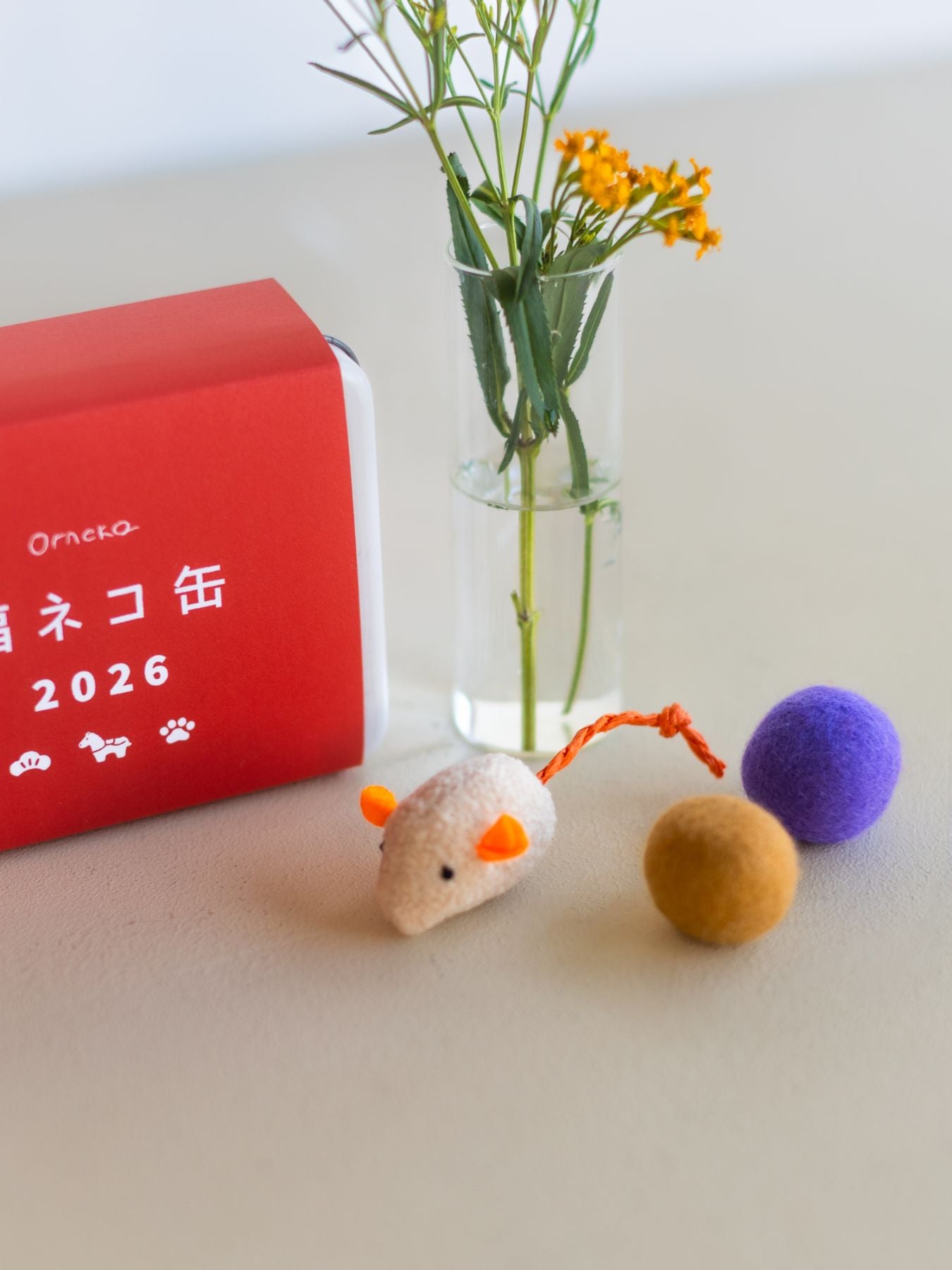 小さなネズミとフェルトボール