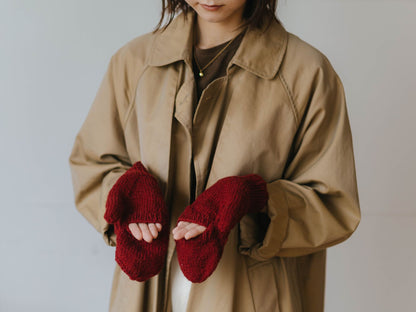 スリットから指を出せる仕様です。