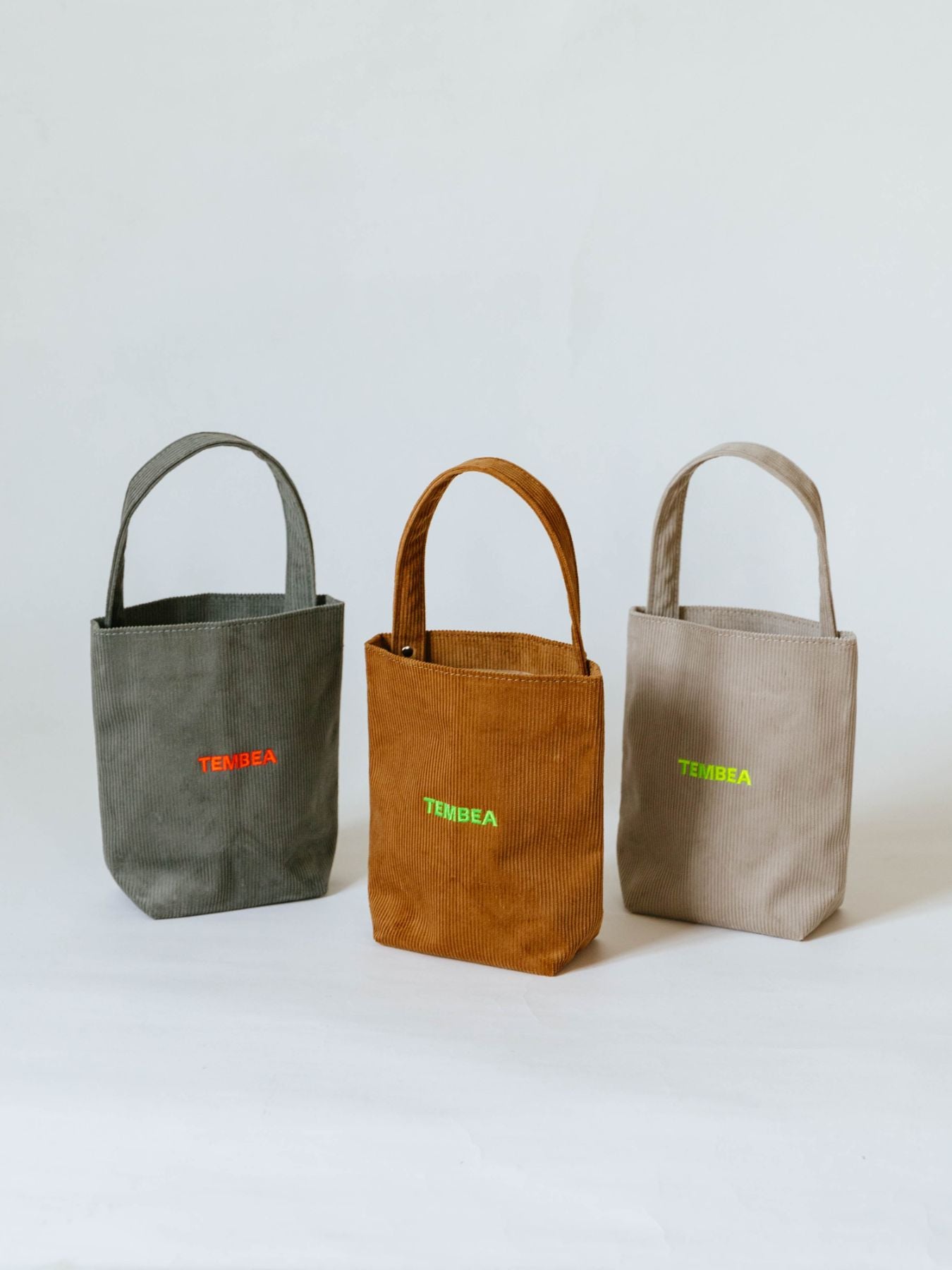 サイズは、幅15cm×高さ25cm×奥行9cm、持ち手長さ37cm。