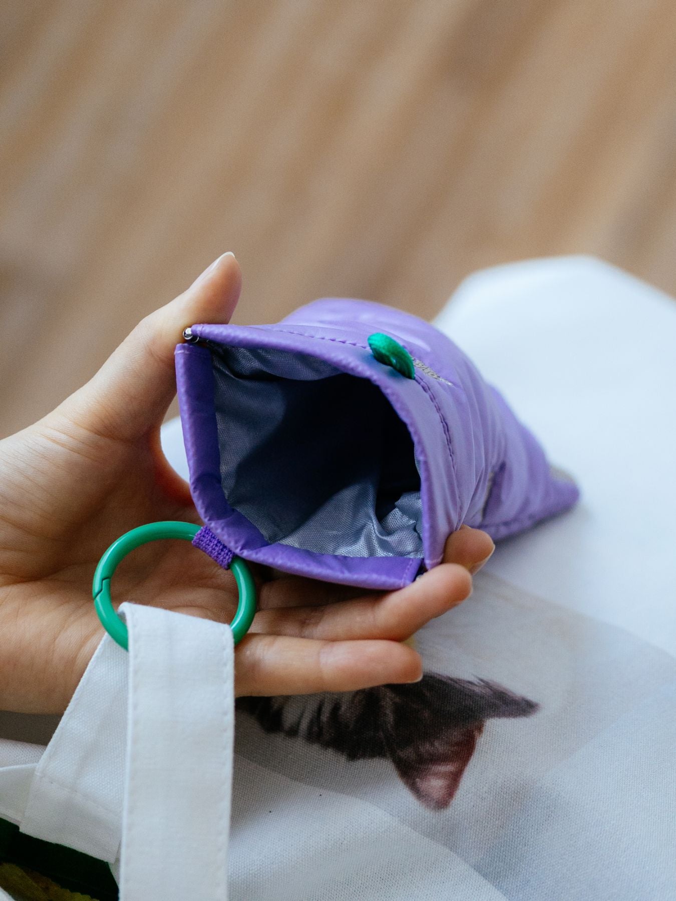 口元を手で押すとパカっと開くばね口仕様になっています。