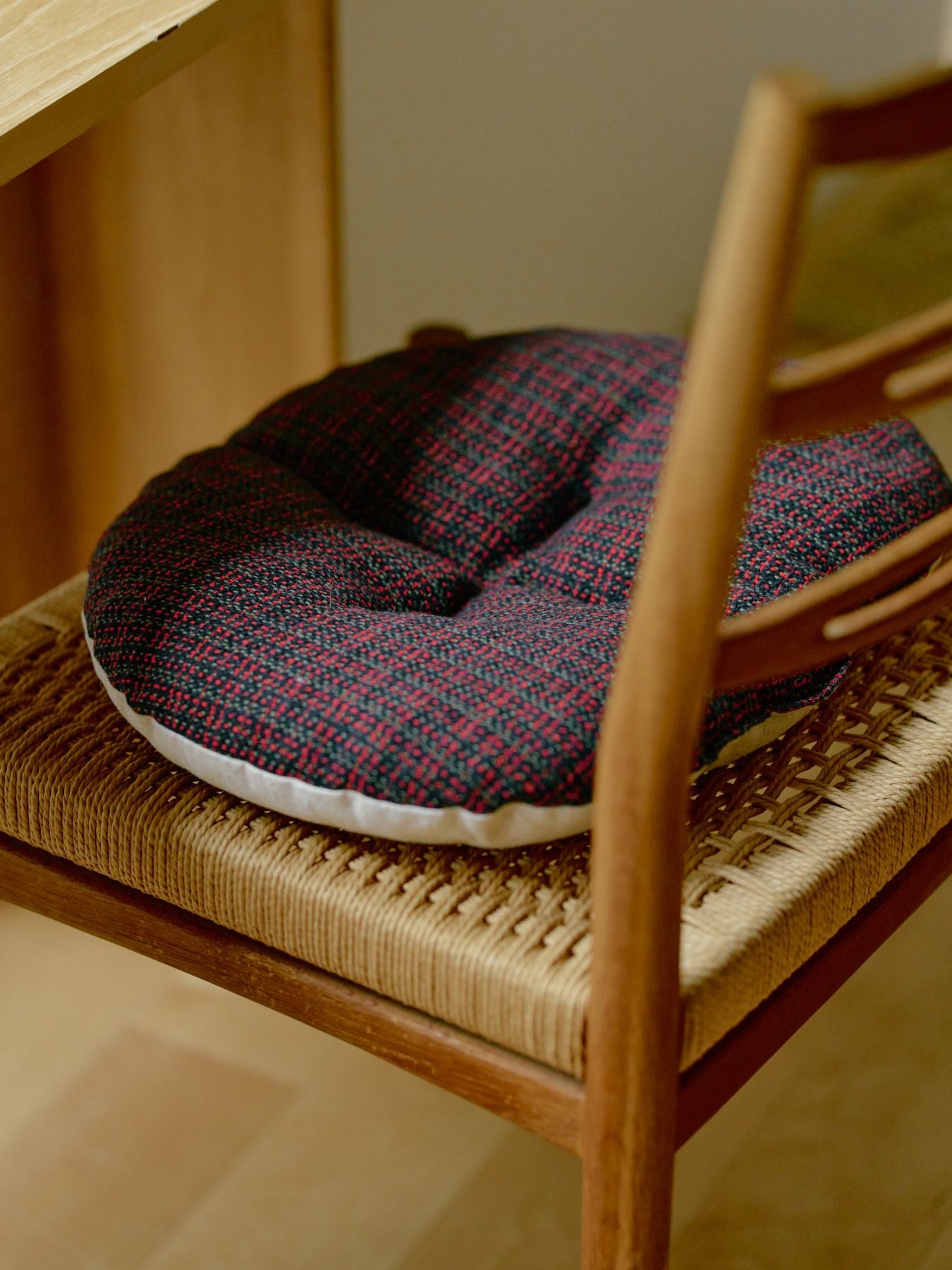 オルネドフォイユ　ラタンチェア ラタンラウンドチェア（リバーシブルクッション付き）｜家具｜オルネ