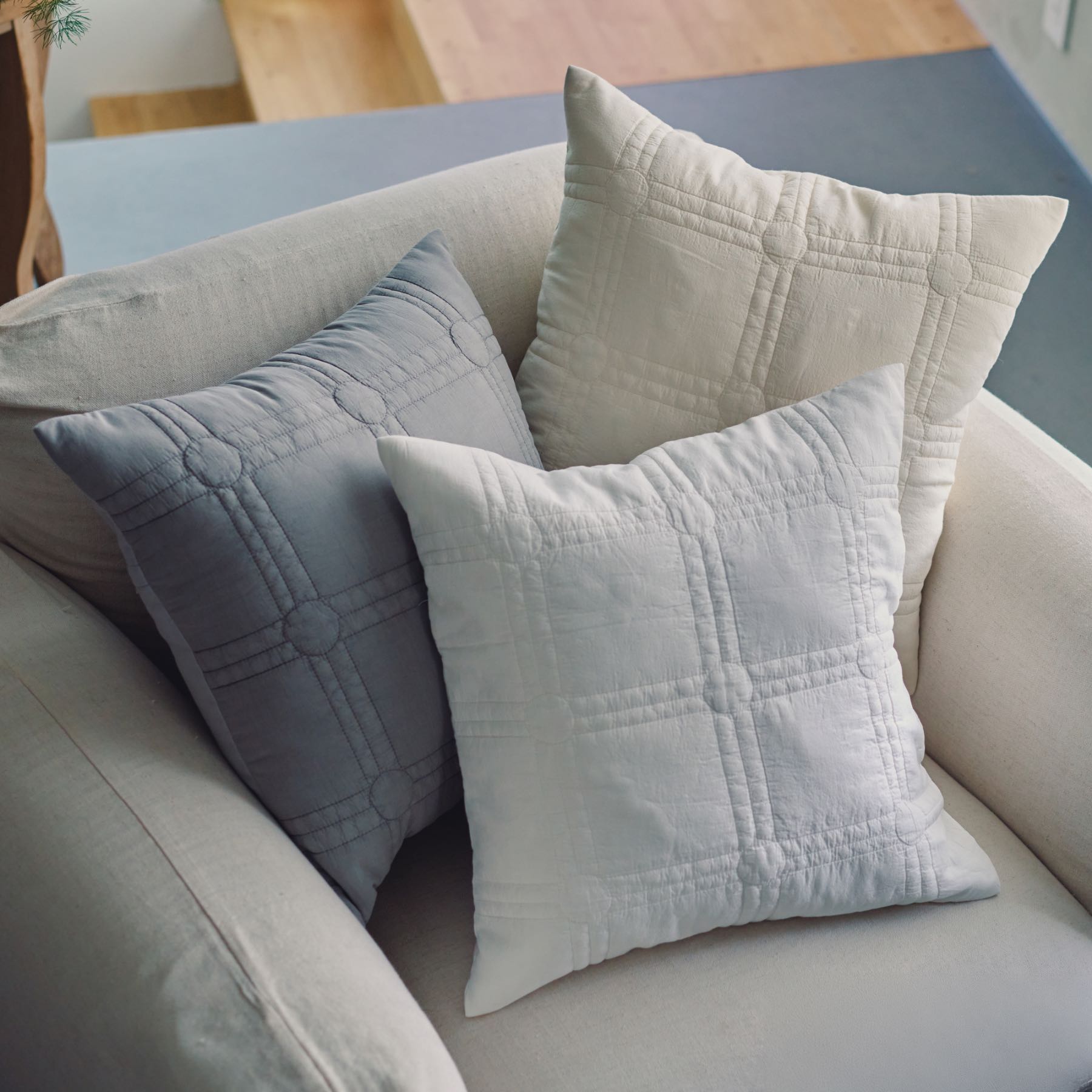 Orné de Feuilles リネン・ラウンドクッション 2個セット Orné de Feuilles リネン・ラウンドクッション 2個セット