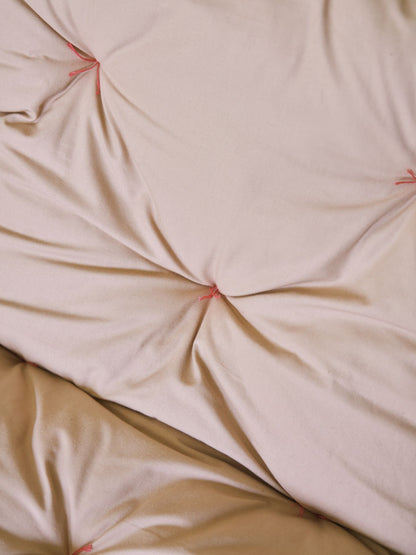 ブルーの無地面はサンドベージュ。コットン糸はピンク