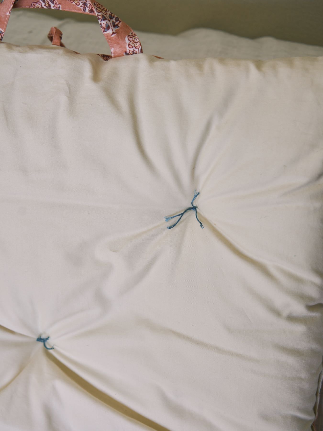 ピンクの無地面はクリーム。コットン糸はブルー