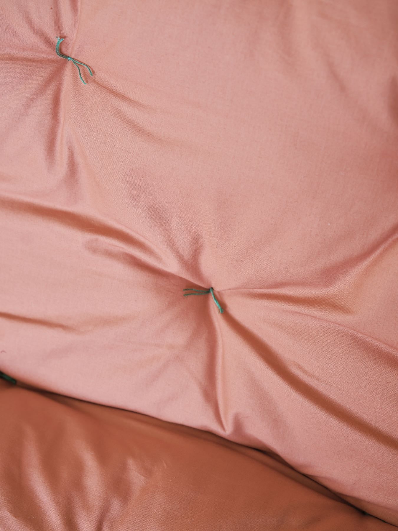 グリーンの無地面はウォームピンク。コットン糸はグリーン