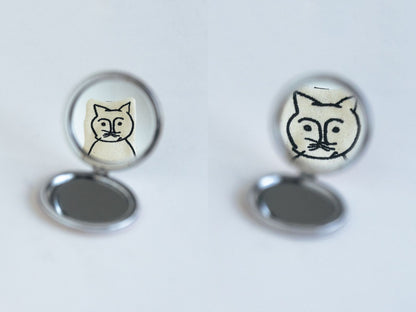 片面は等倍鏡、もう片面は拡大鏡。