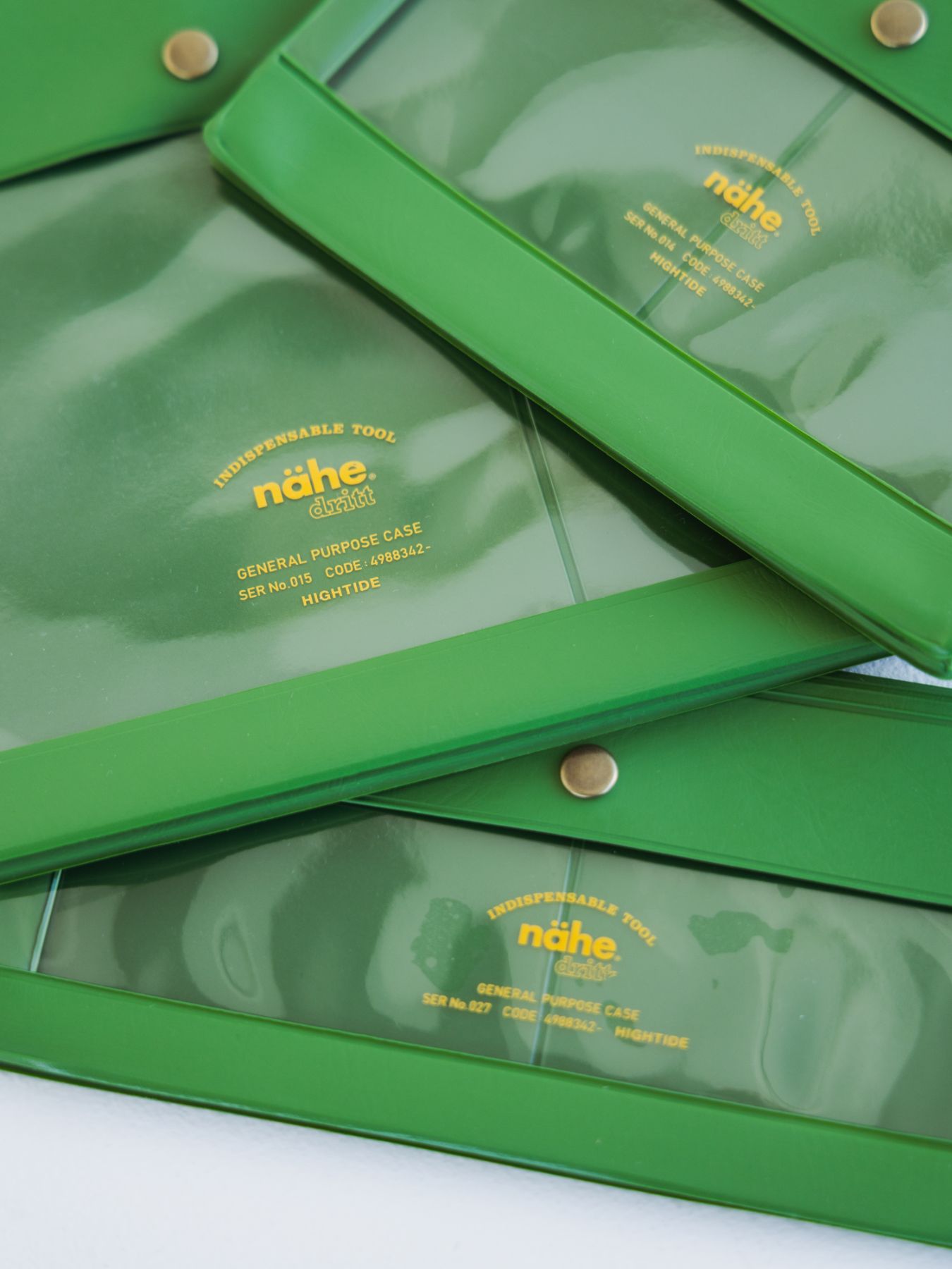 ボタンはスナップタイプ。フロント部分にはロゴが入ります。