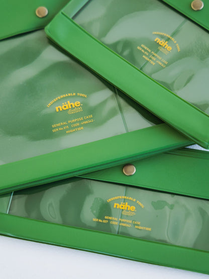 ボタンはスナップタイプ。フロント部分にはロゴが入ります。