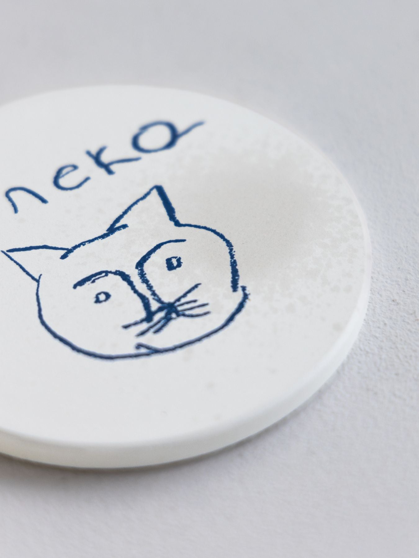 濡れた箇所は若干色が変わり、乾くと元に戻ります。