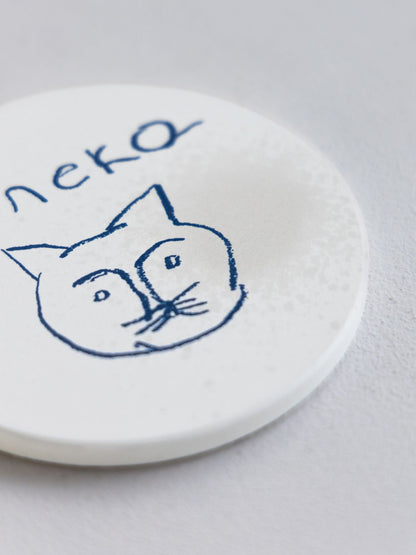 濡れた箇所は若干色が変わり、乾くと元に戻ります。