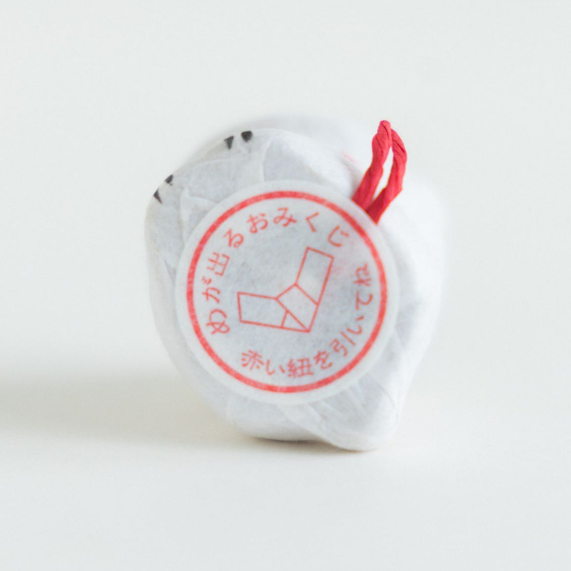 底面の赤い紐を引くと、おみくじが出てきます。