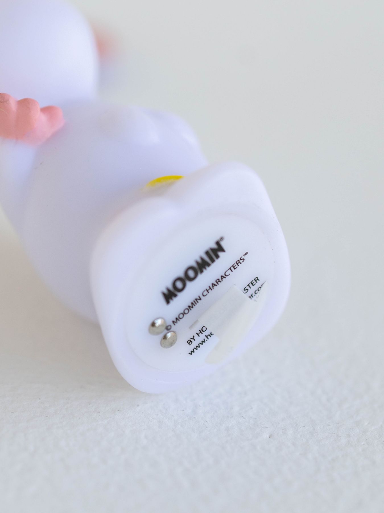 底面の銀色の部分をタッチすると点灯します。