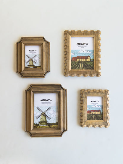 こちらのイラストが入った状態でのお届けです。イメージ画像で使用している写真・ポストカード等は付属しません。