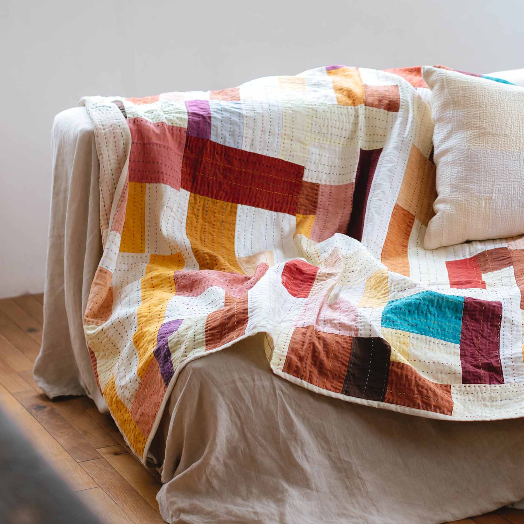 インドのヴィンテージキルトです。 カンタキルトの端切れで作った