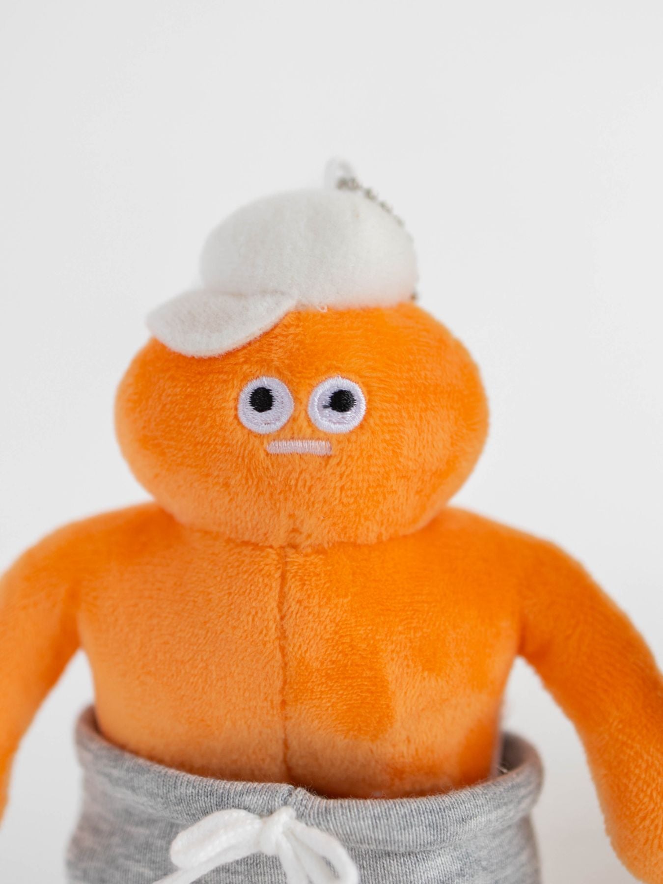 刺繍の糸の飛び出しなどが見られる場合があります。