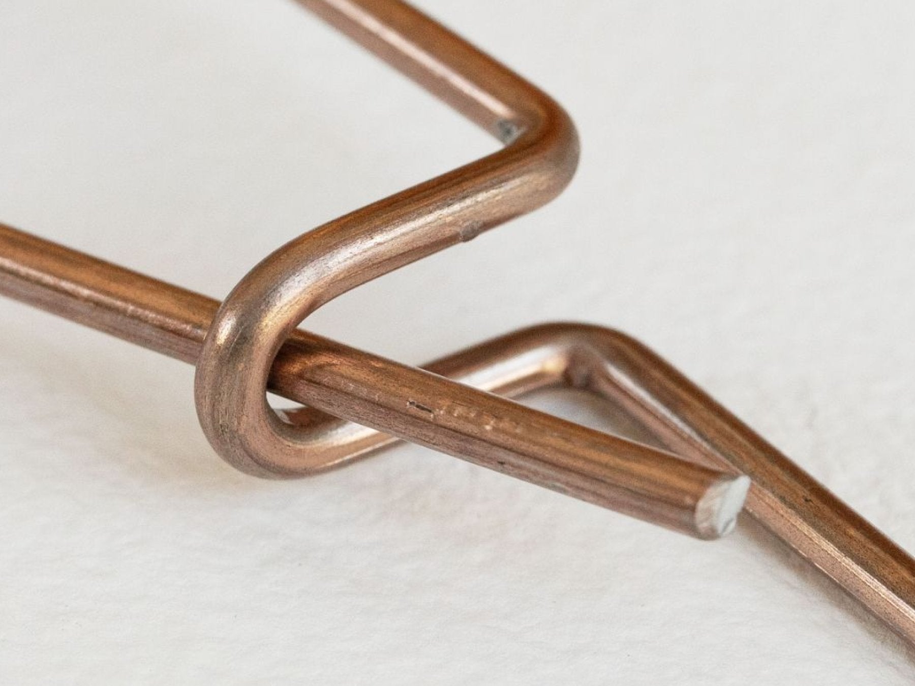 製造時にできる小さな傷や凹凸が見られる場合があります。