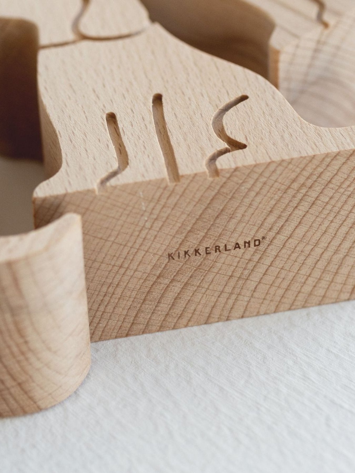 DOG BEECHWOOD PHONE STAND（犬のスマートフォンスタンド）