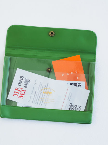 内側に仕切りポケット付き。カード類の収納にピッタリです。