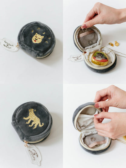 ミニケースのディテール。内ポケット2つ付き