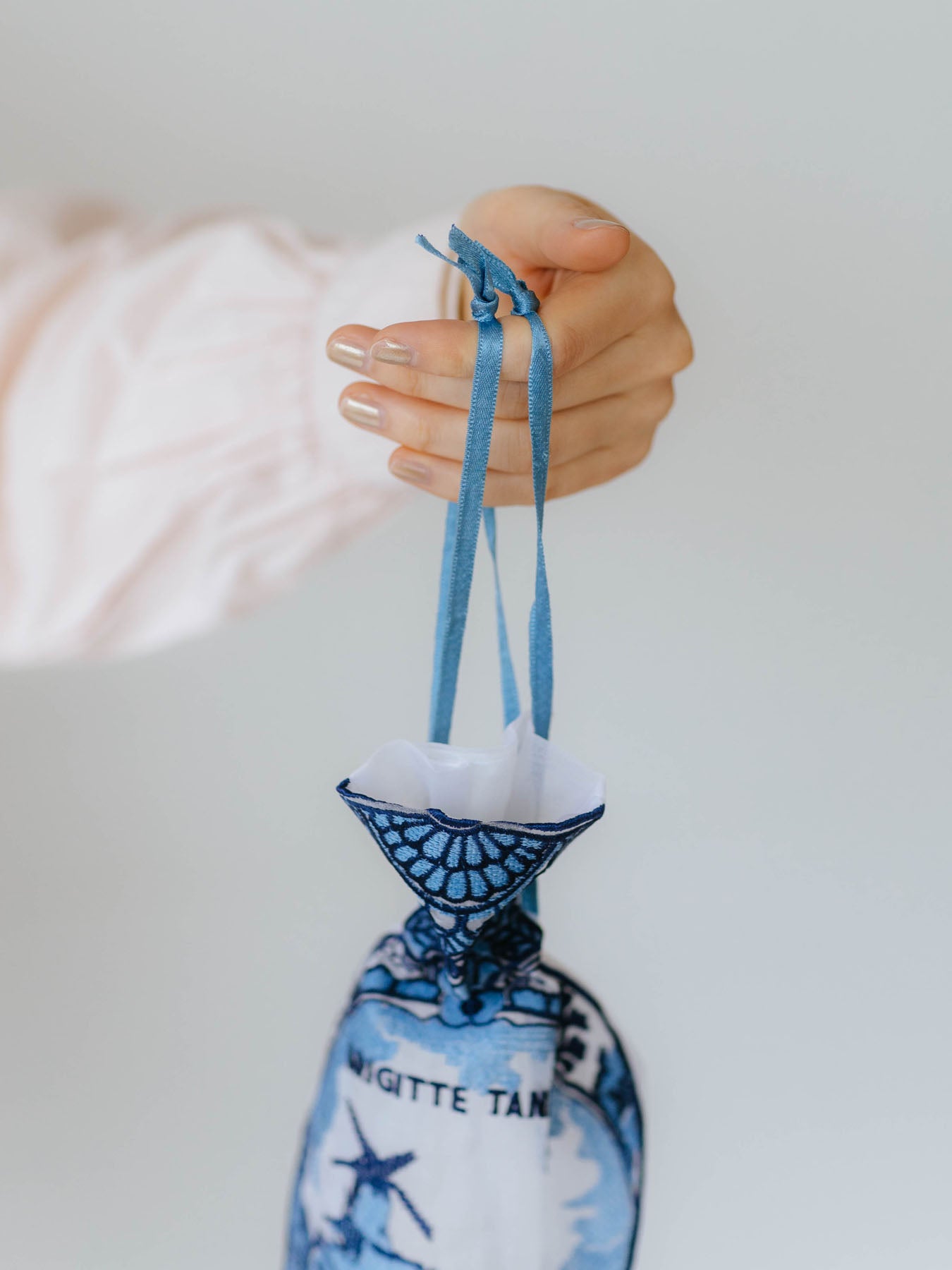 それぞれの紐を結べば、持ちやすさがさらにアップ