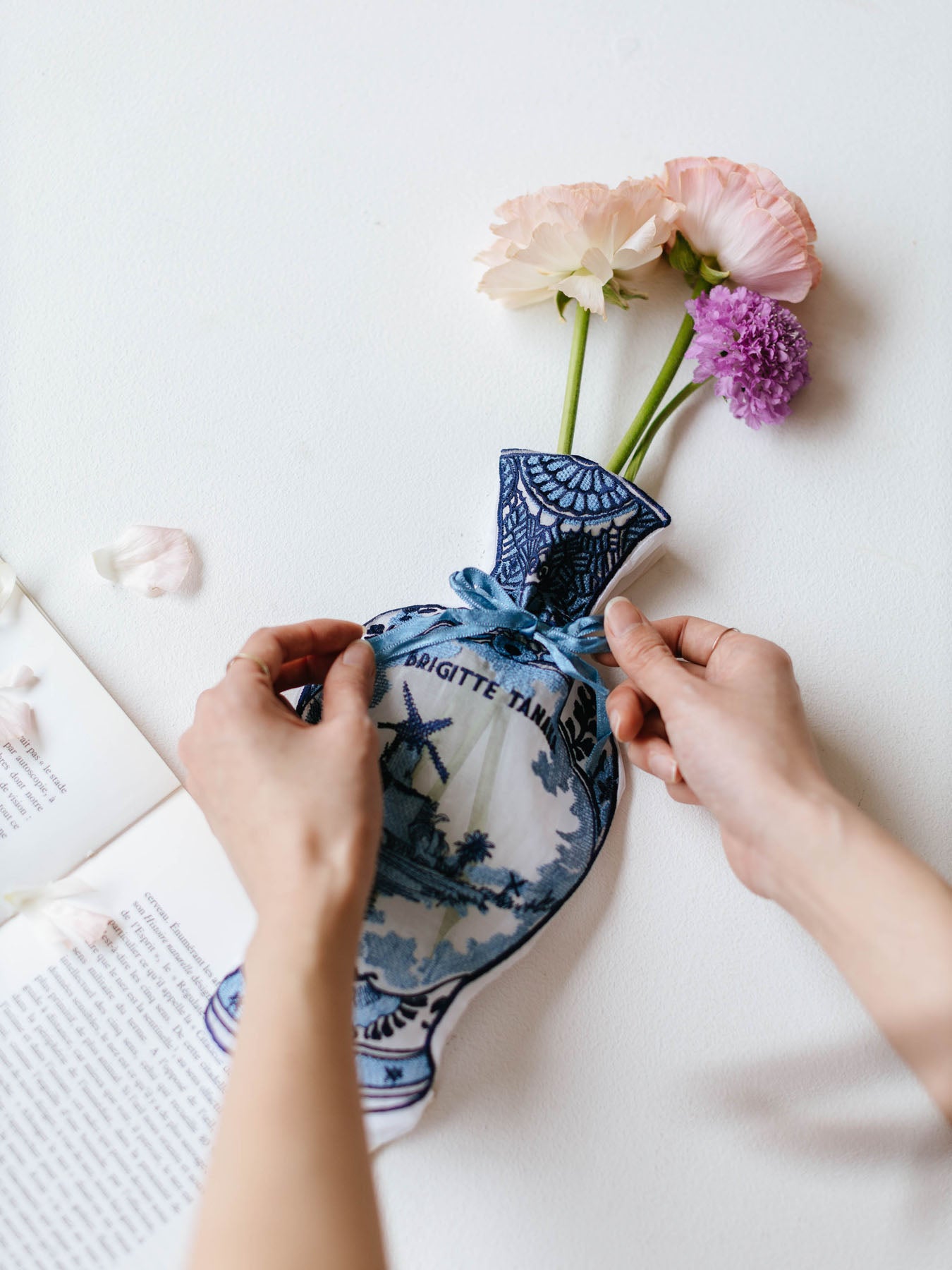 Brigitte Tanaka ミニポーチ／Delft Vase Pouch