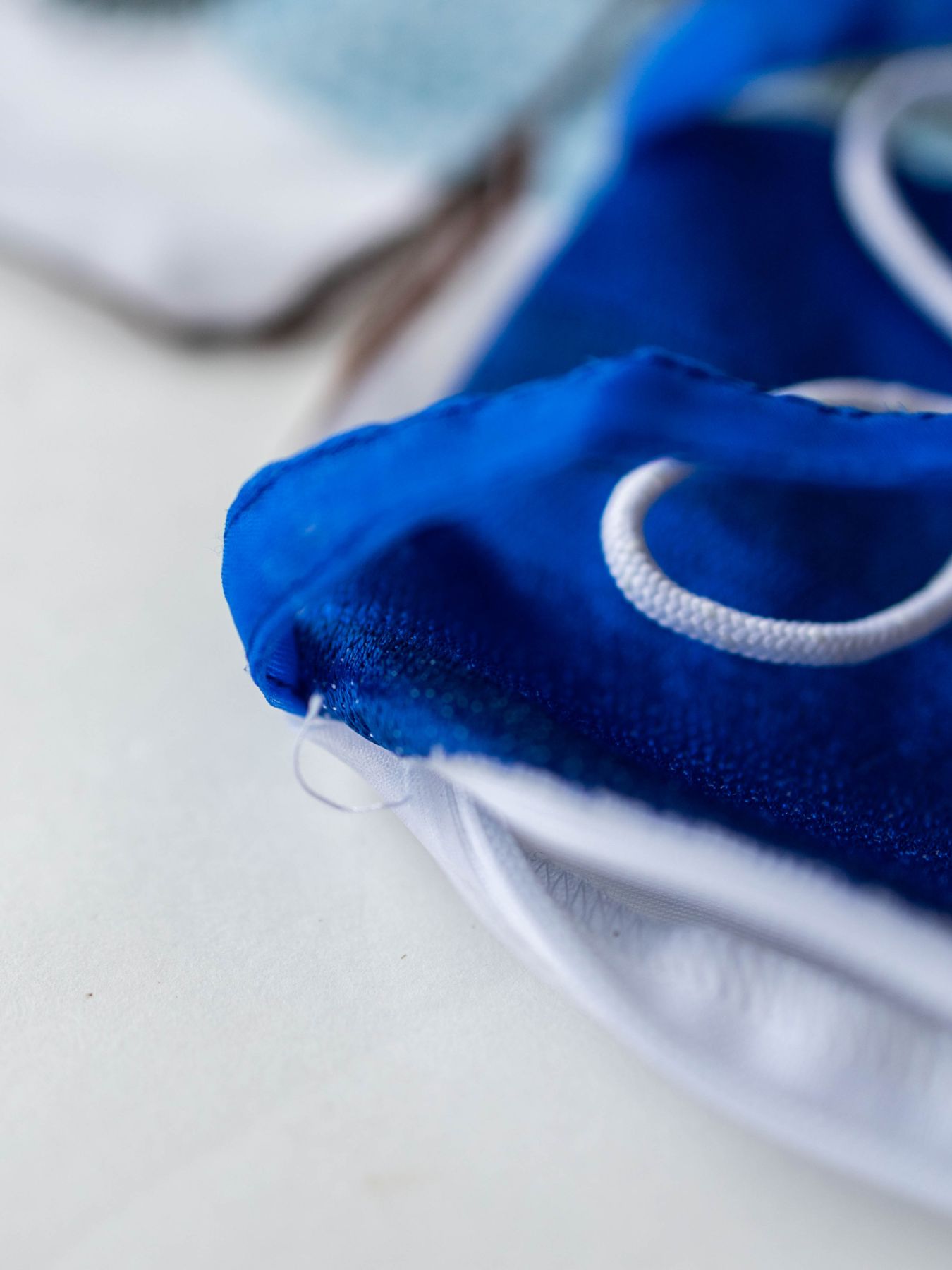 糸の飛び出しが見られる場合があります。